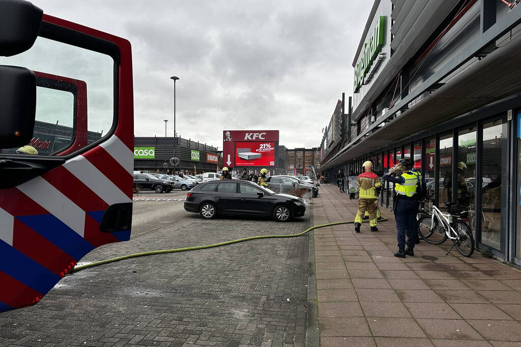 Rook onder de motorkap van de auto