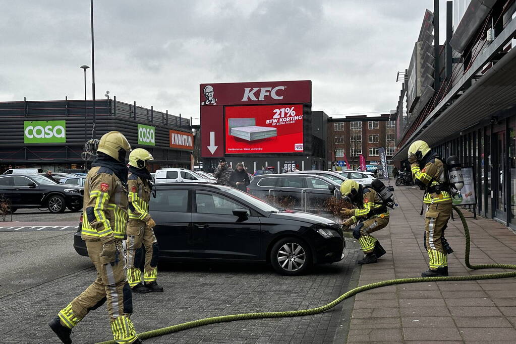 Rook onder de motorkap van de auto