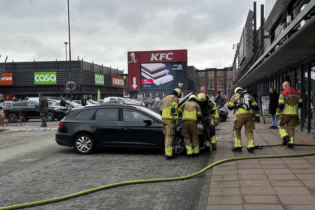 Rook onder de motorkap van de auto