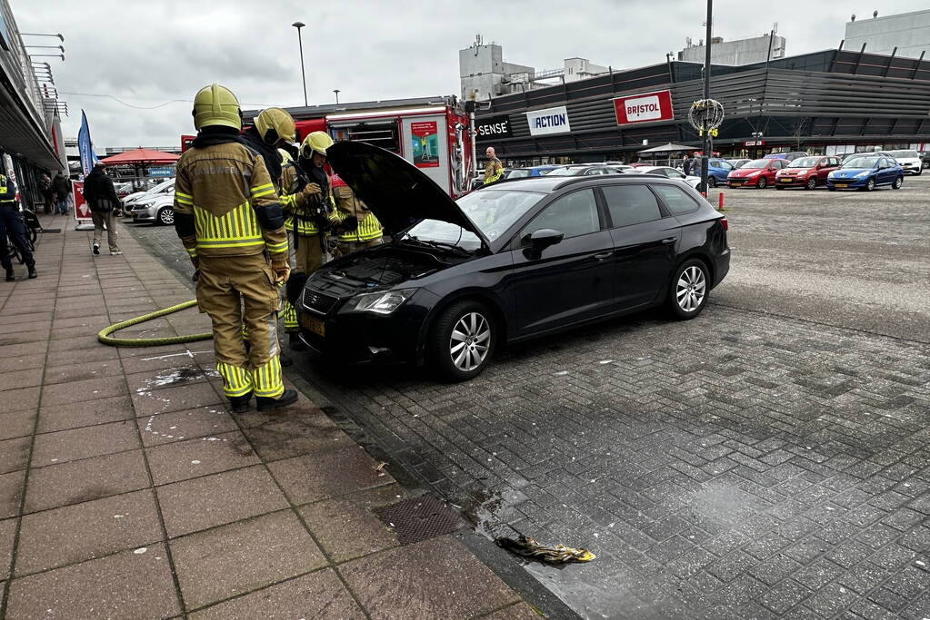 Rook onder de motorkap van de auto