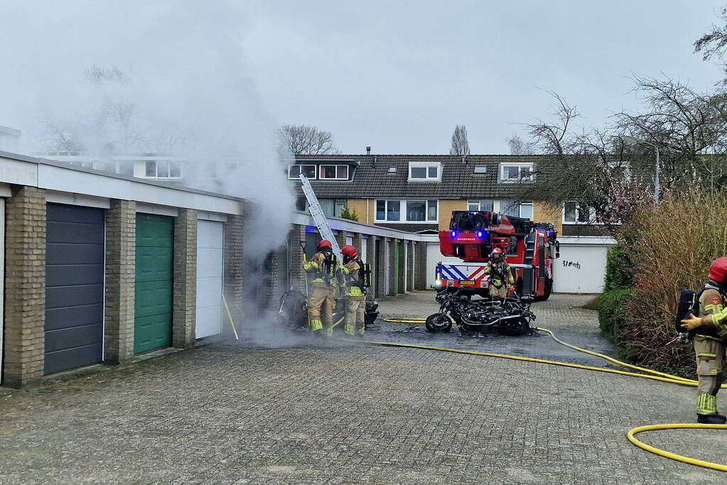 Flinke schade bij uitslaande brand in garagebox