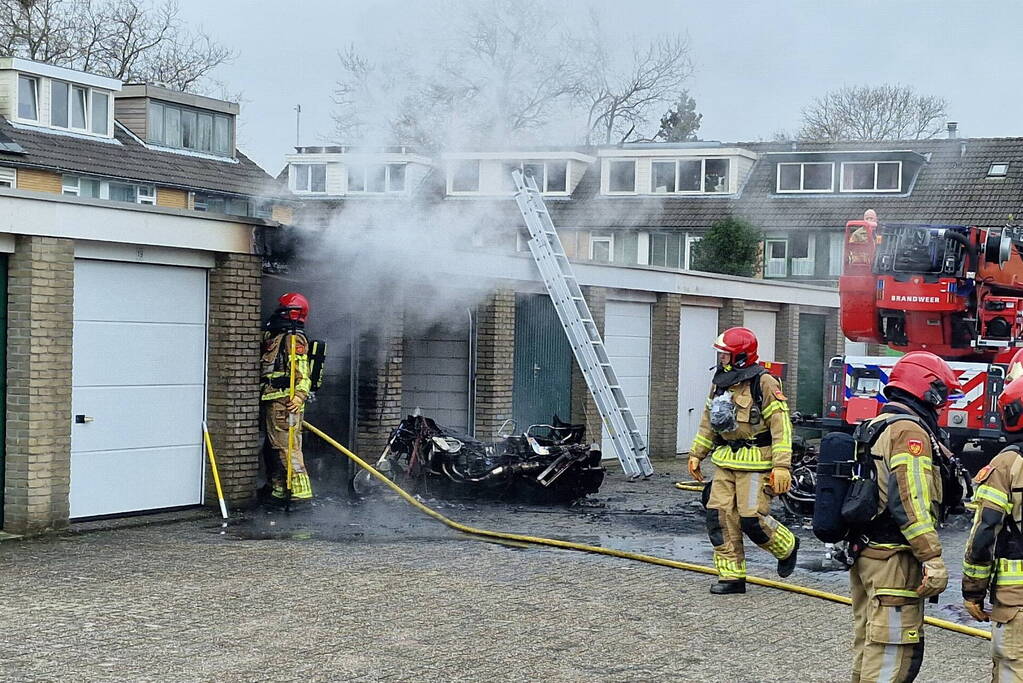 Flinke schade bij uitslaande brand in garagebox