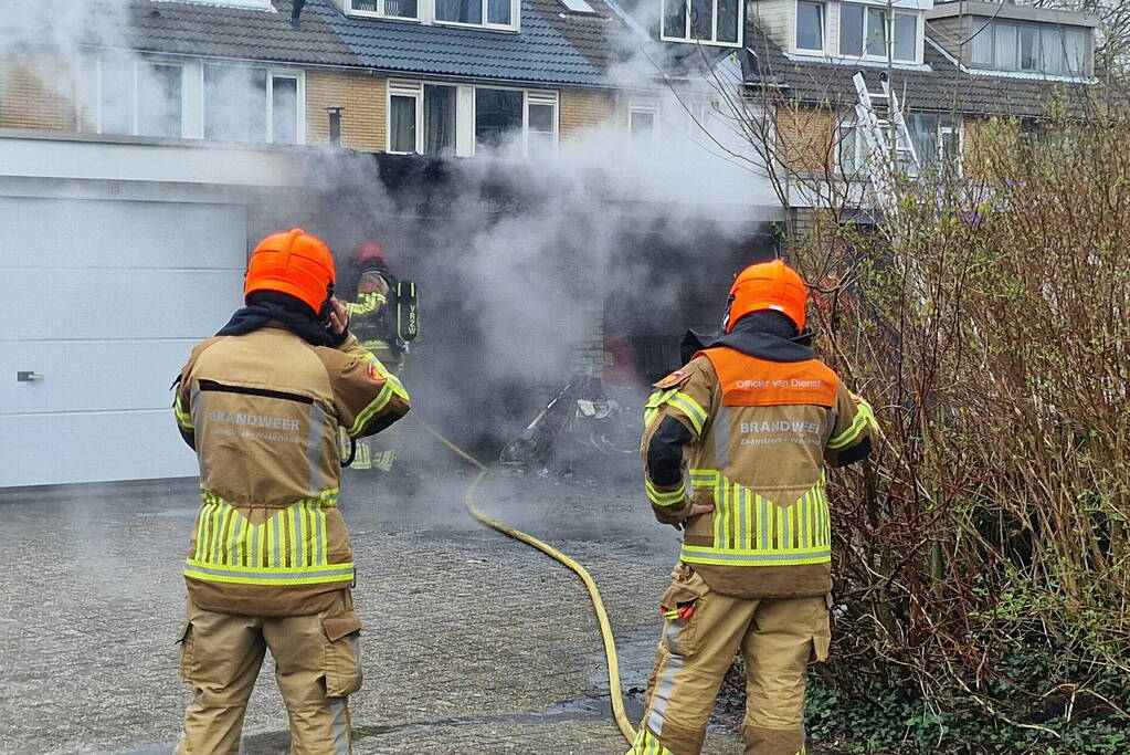 Flinke schade bij uitslaande brand in garagebox