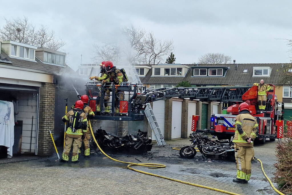 Flinke schade bij uitslaande brand in garagebox