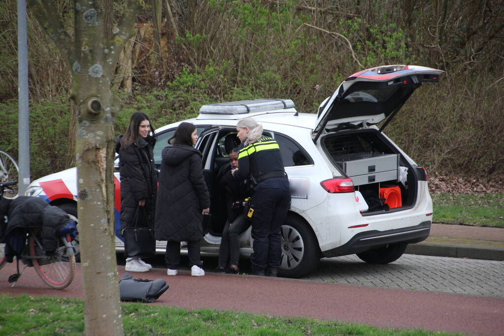 Fietser raakt te water na botsing met andere fietser