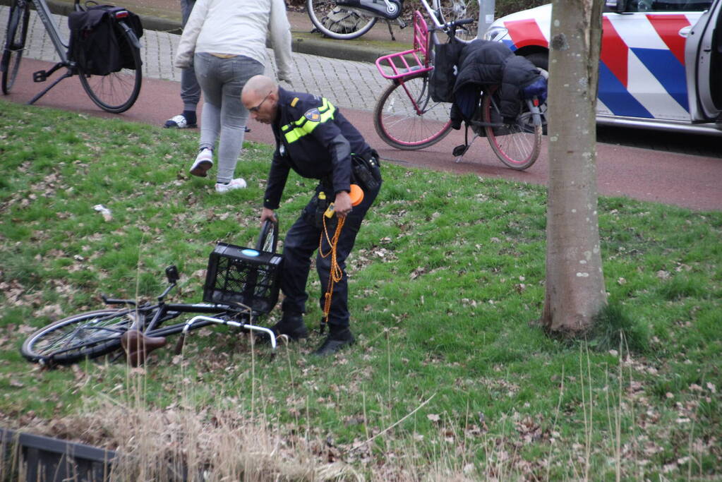 Fietser raakt te water na botsing met andere fietser