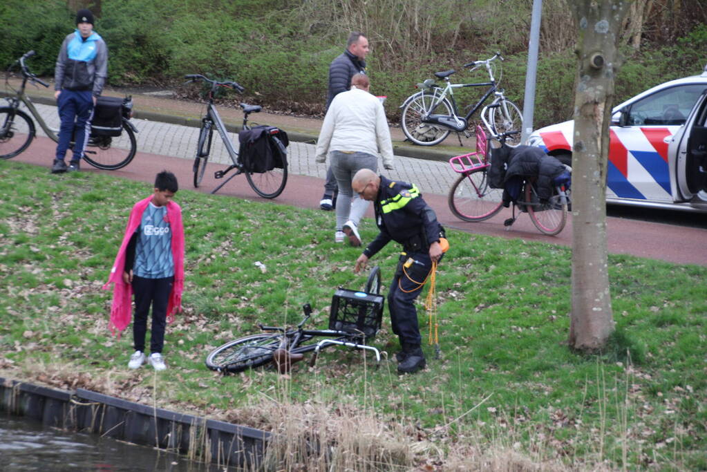 Fietser raakt te water na botsing met andere fietser