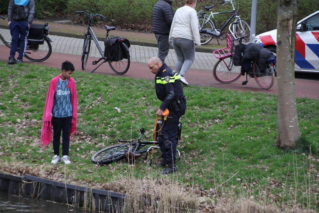 Fietser raakt te water na botsing met andere fietser