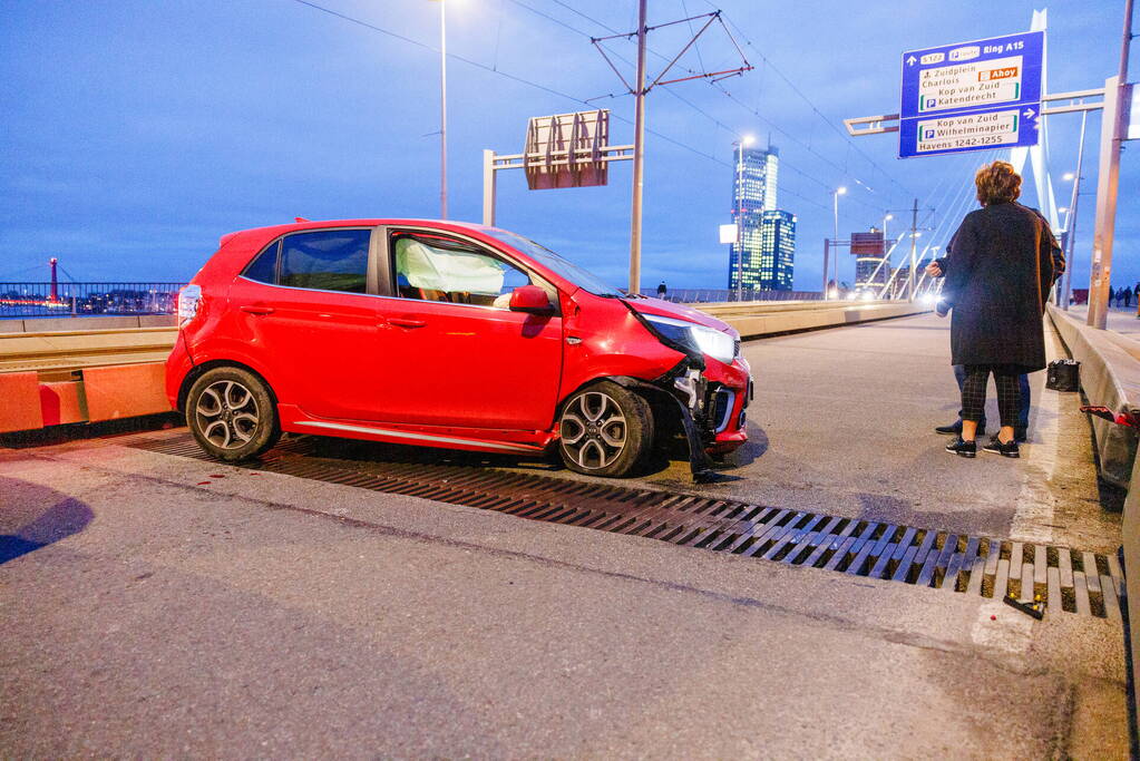 Fikse vertraging door botsing tussen bestelbus en personenauto