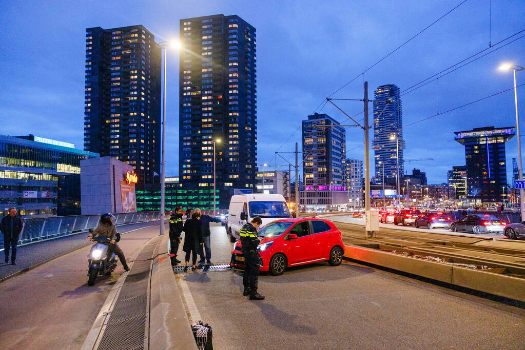 Fikse vertraging door botsing tussen bestelbus en personenauto