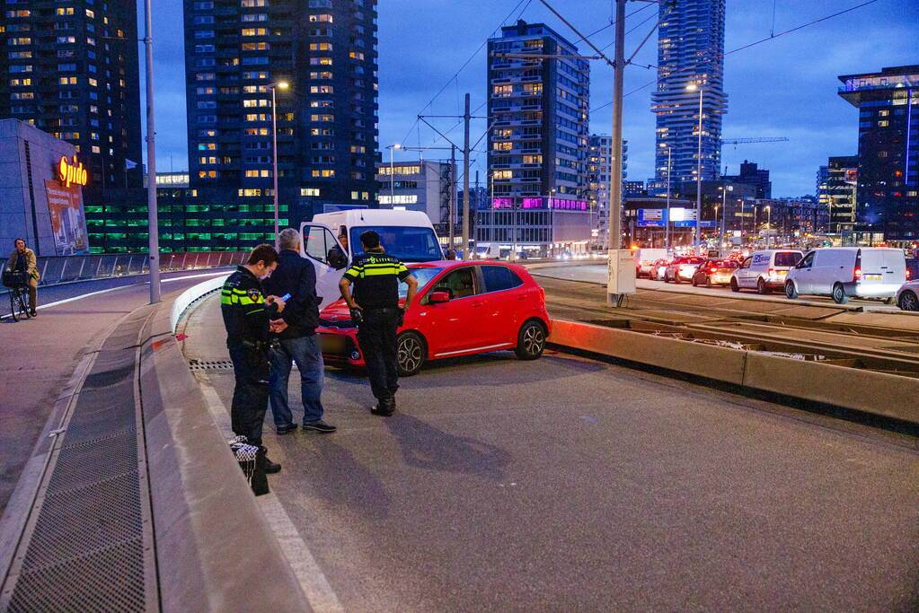 Fikse vertraging door botsing tussen bestelbus en personenauto