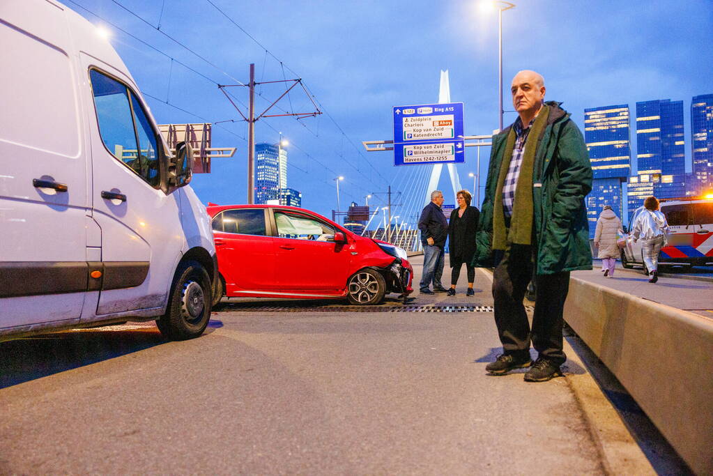 Fikse vertraging door botsing tussen bestelbus en personenauto