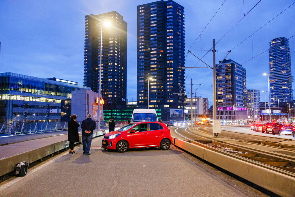 Fikse vertraging door botsing tussen bestelbus en personenauto