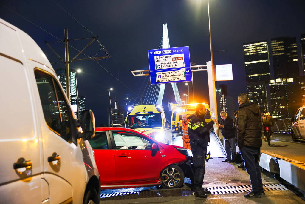 Fikse vertraging door botsing tussen bestelbus en personenauto