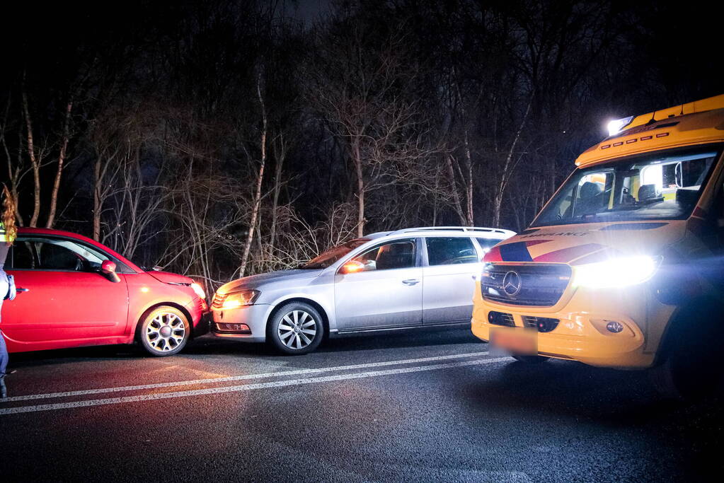 Meerdere auto's botsen op elkaar na uitwijkmanoeuvre overstekende reeën