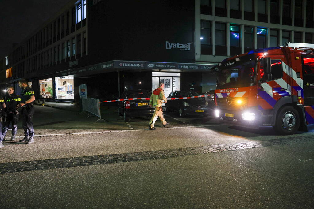 Brand tegen deur van winkel snel geblust