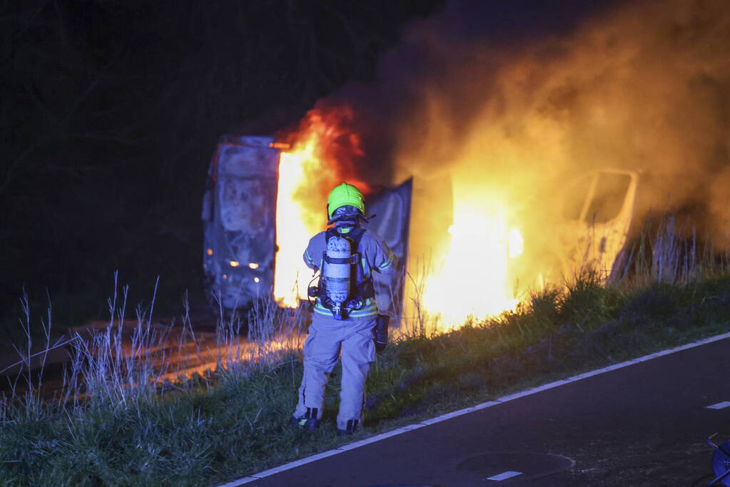 Bestelbus verwoest door brand