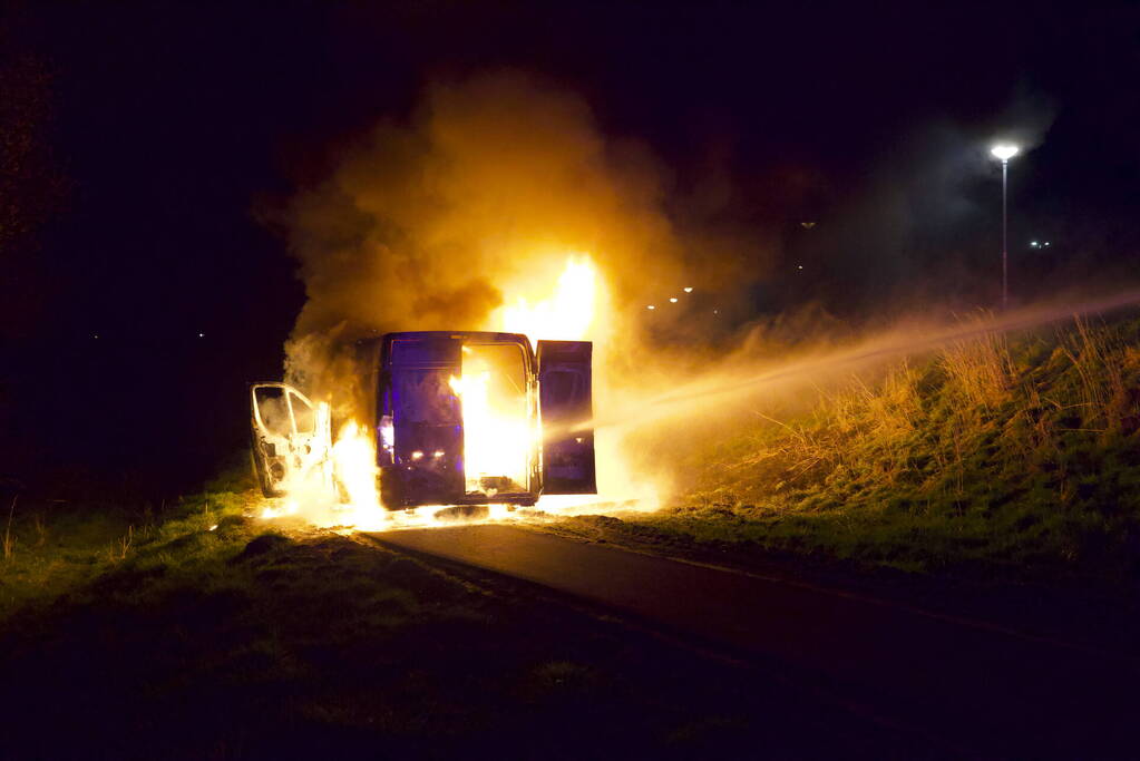 Bestelbus verwoest door brand