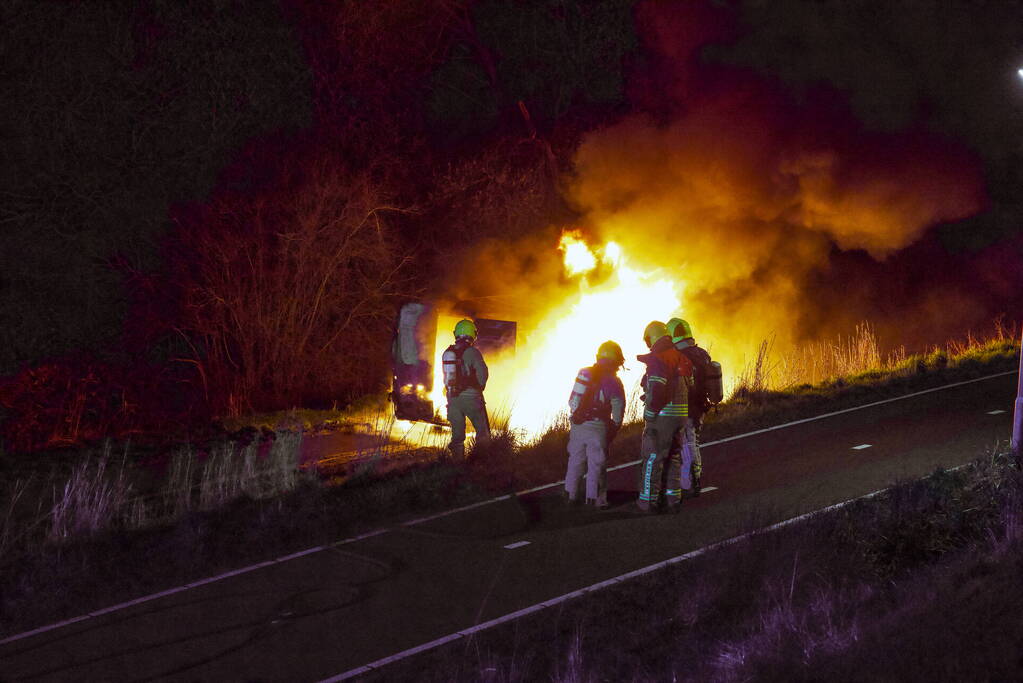 Bestelbus verwoest door brand