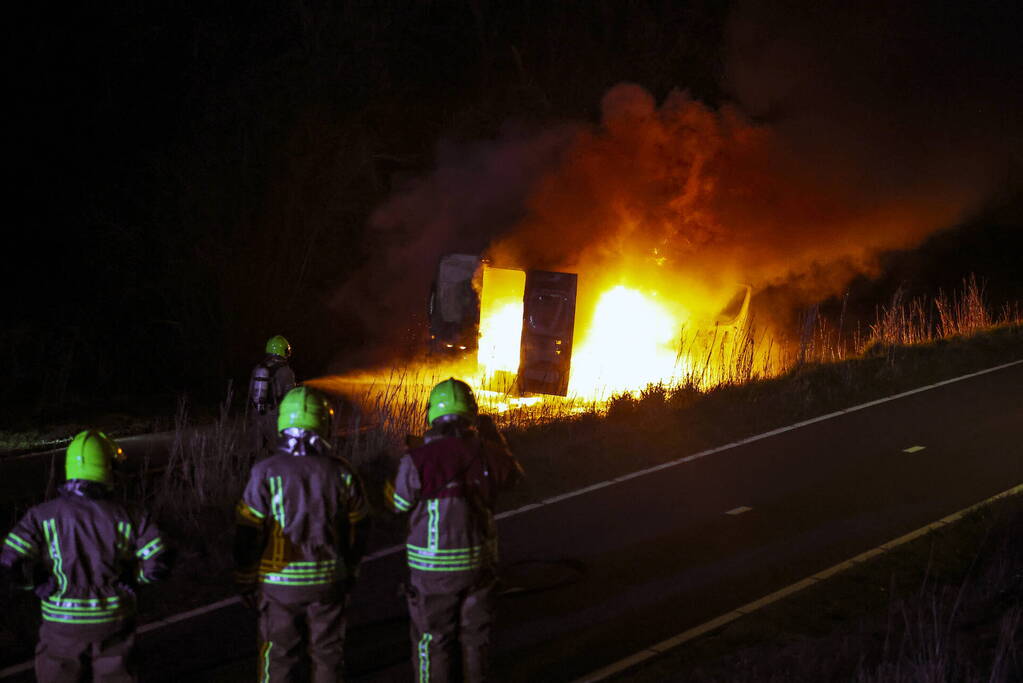 Bestelbus verwoest door brand