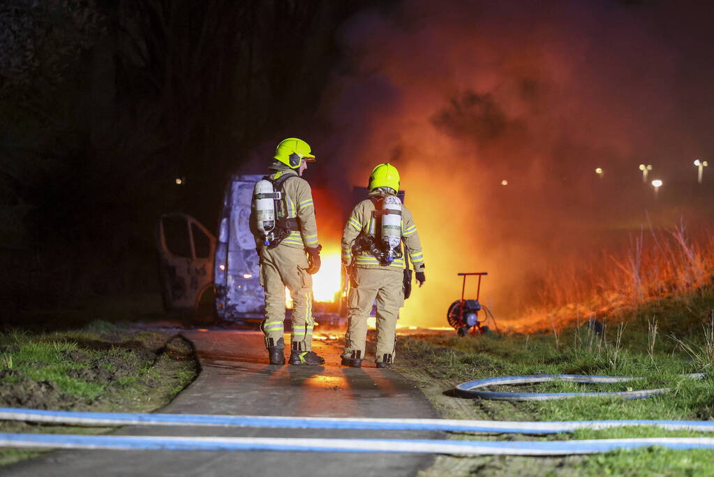 Bestelbus verwoest door brand