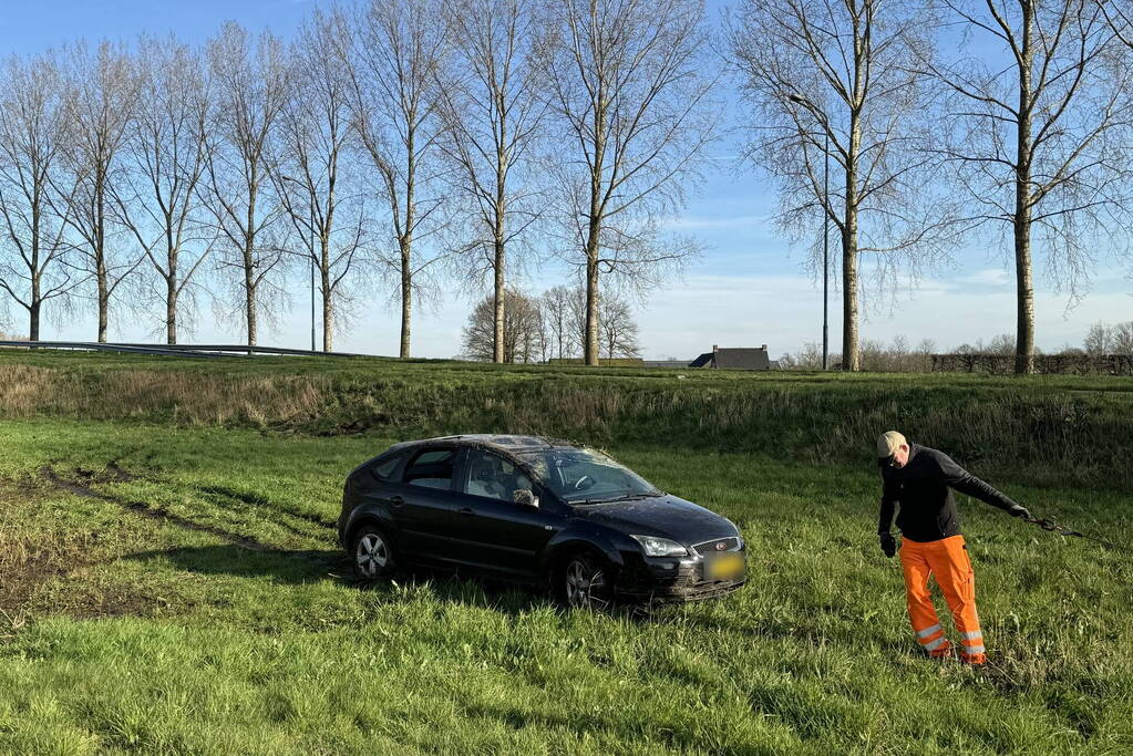 Auto rijdt van viaduct