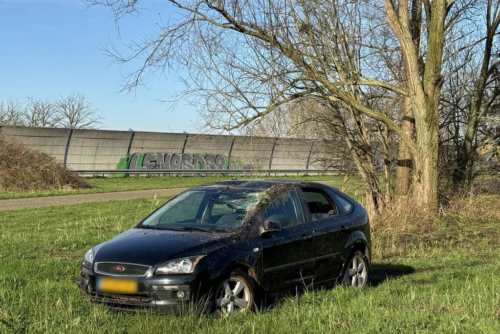 Auto rijdt van viaduct