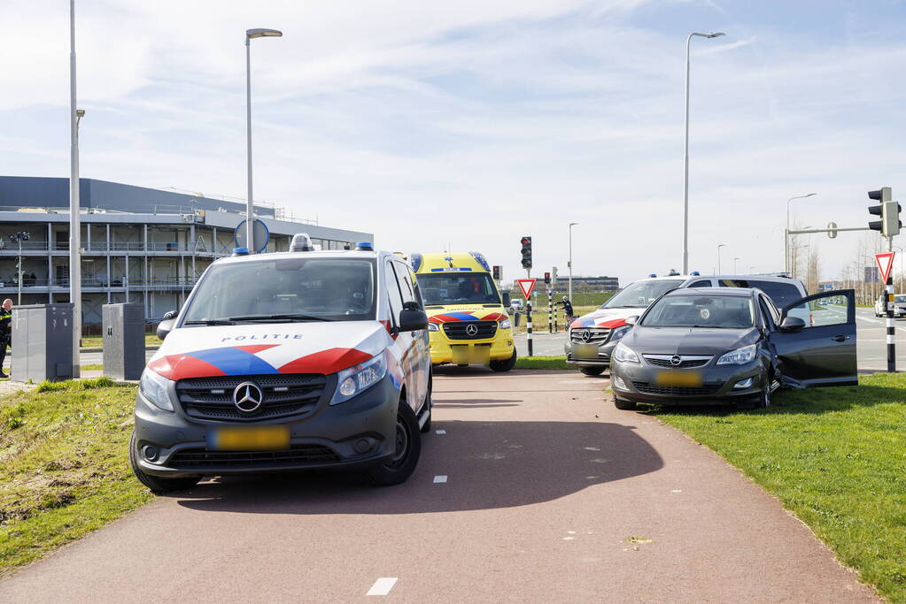 Vrachtwagen en personenauto botsen