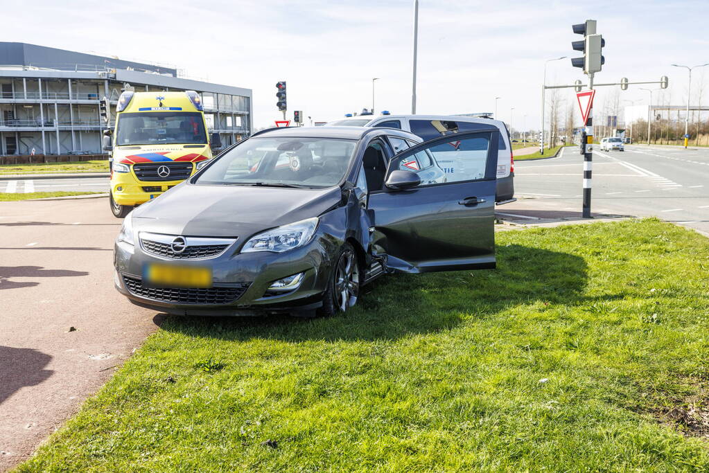 Vrachtwagen en personenauto botsen