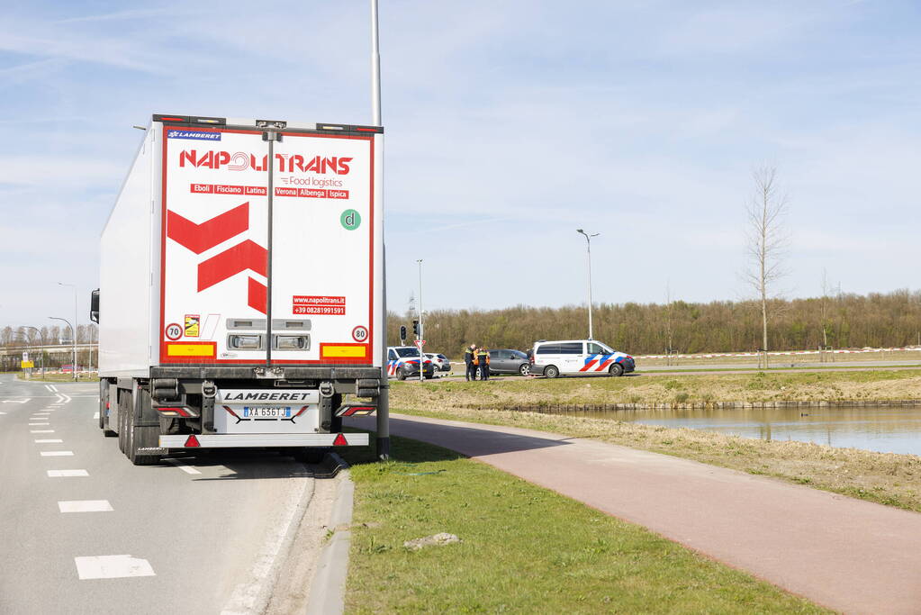 Vrachtwagen en personenauto botsen