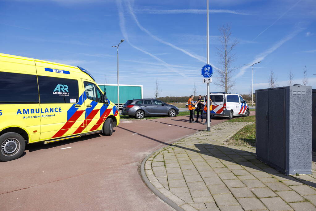 Vrachtwagen en personenauto botsen