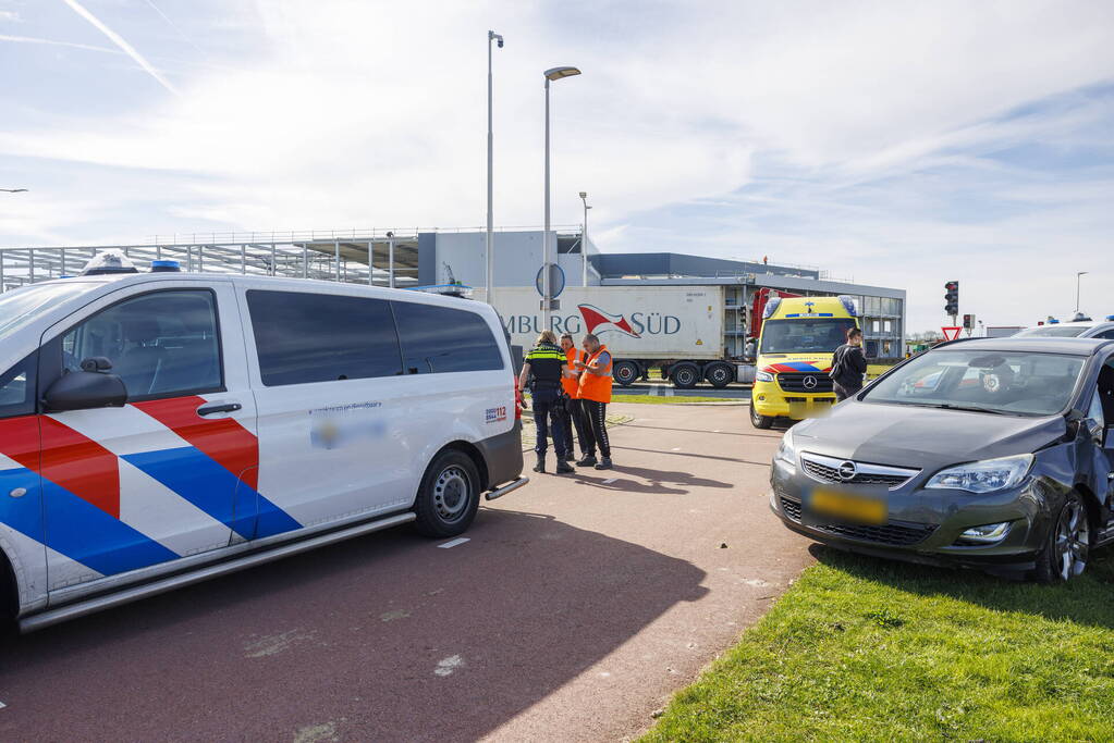 Vrachtwagen en personenauto botsen