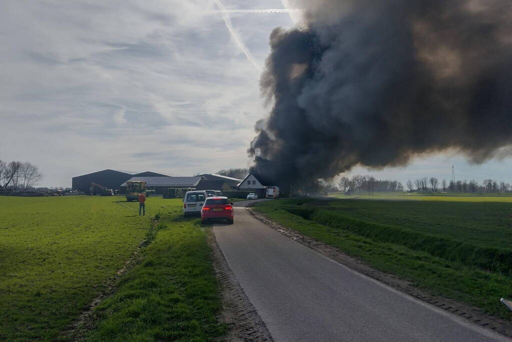 Hevige rookontwikkeling bij brand in loods