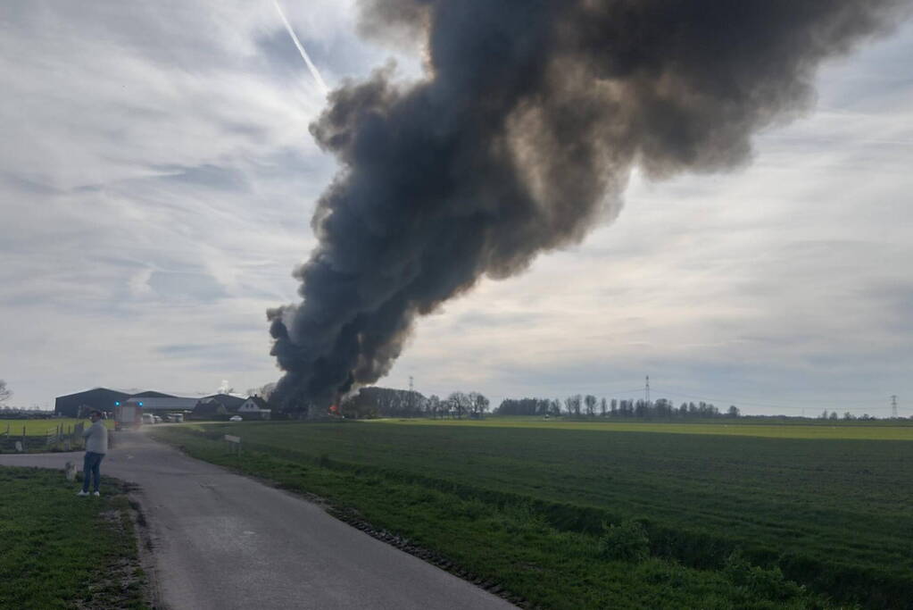 Hevige rookontwikkeling bij brand in loods