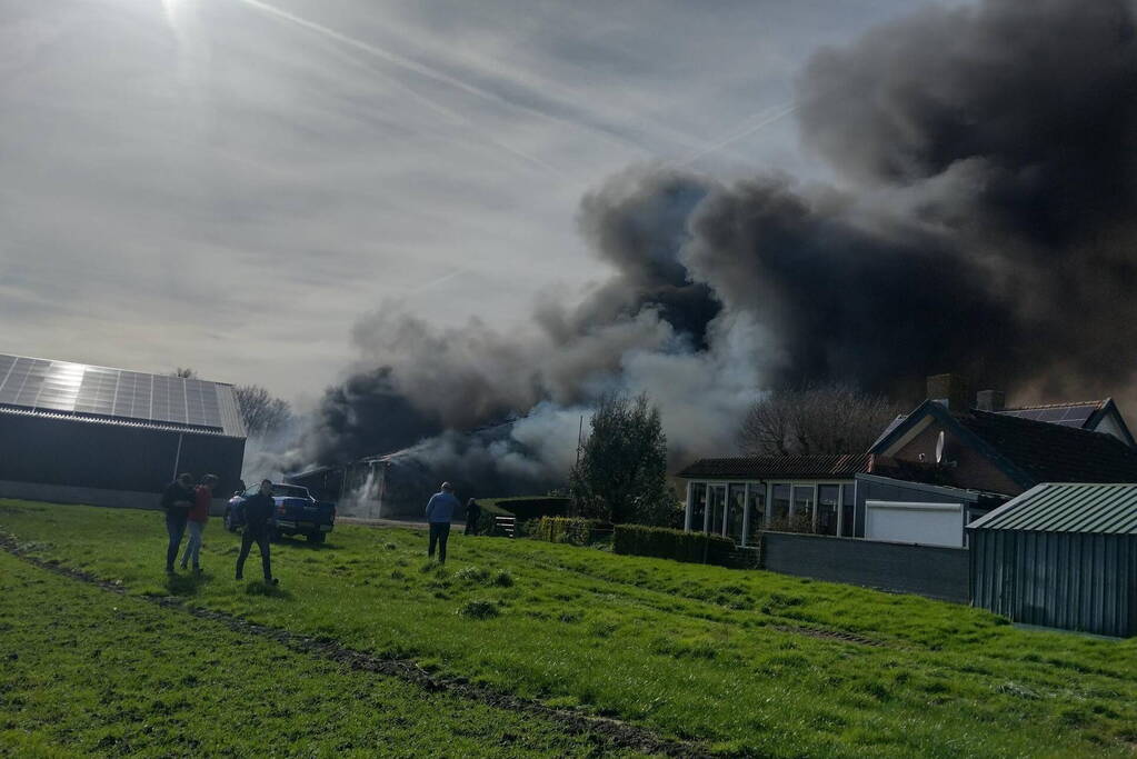 Hevige rookontwikkeling bij brand in loods