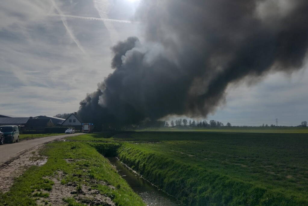 Hevige rookontwikkeling bij brand in loods