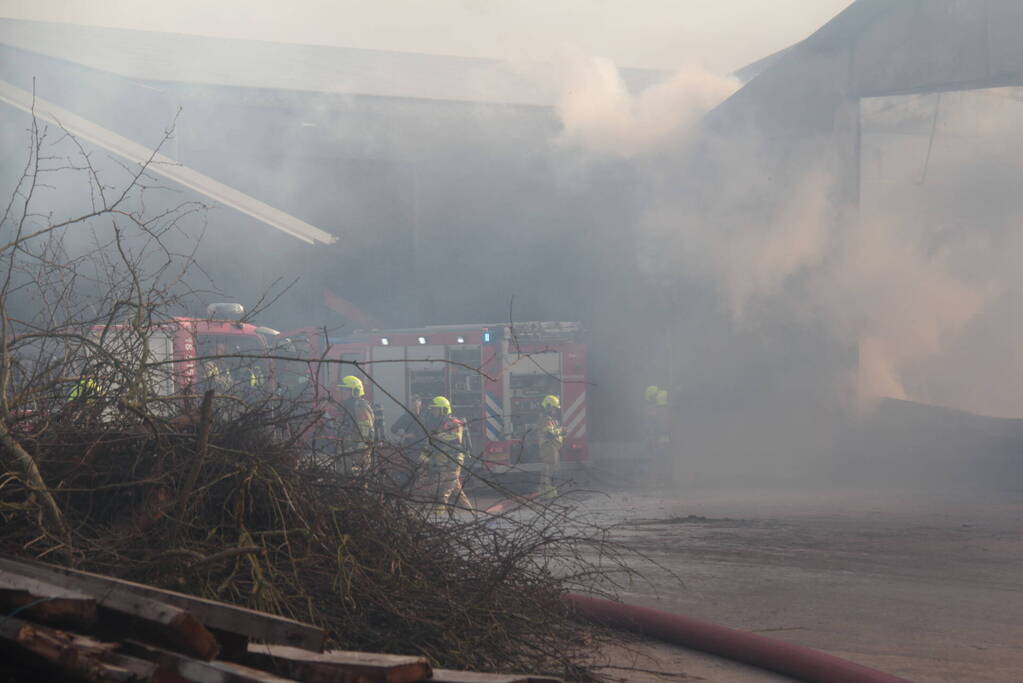 Hevige rookontwikkeling bij brand in loods