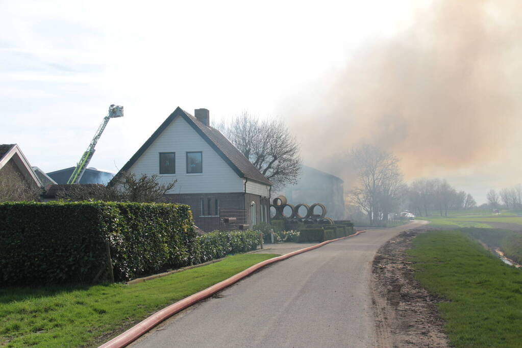 Hevige rookontwikkeling bij brand in loods