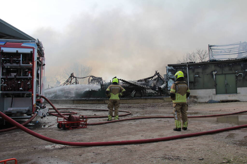 Hevige rookontwikkeling bij brand in loods