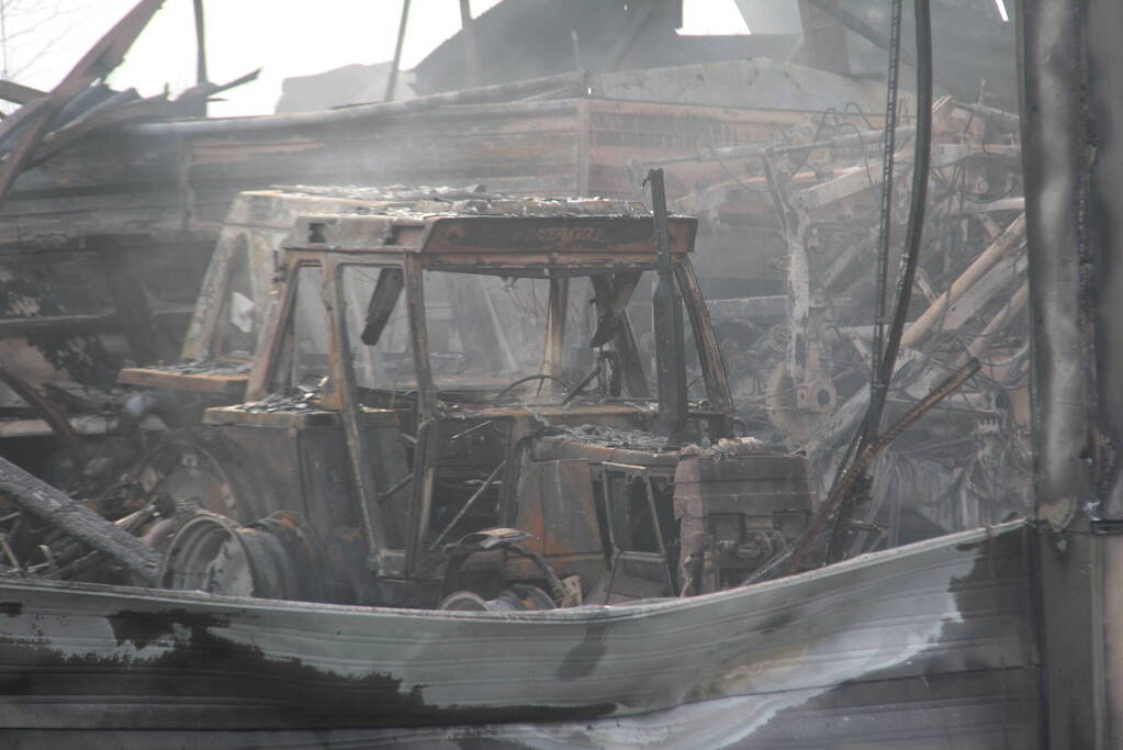 Hevige rookontwikkeling bij brand in loods