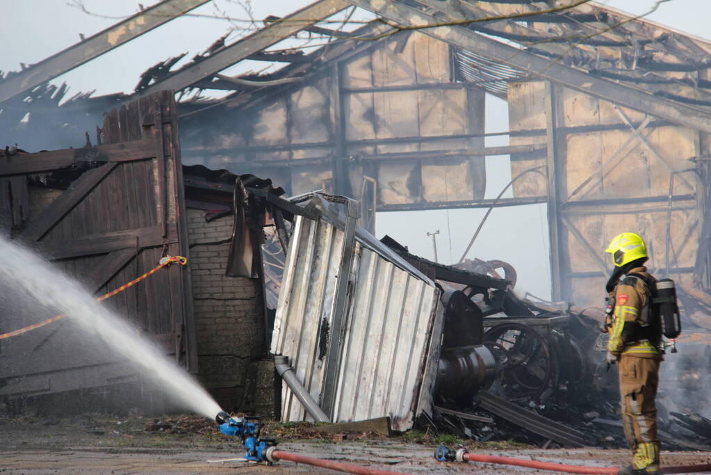 Hevige rookontwikkeling bij brand in loods