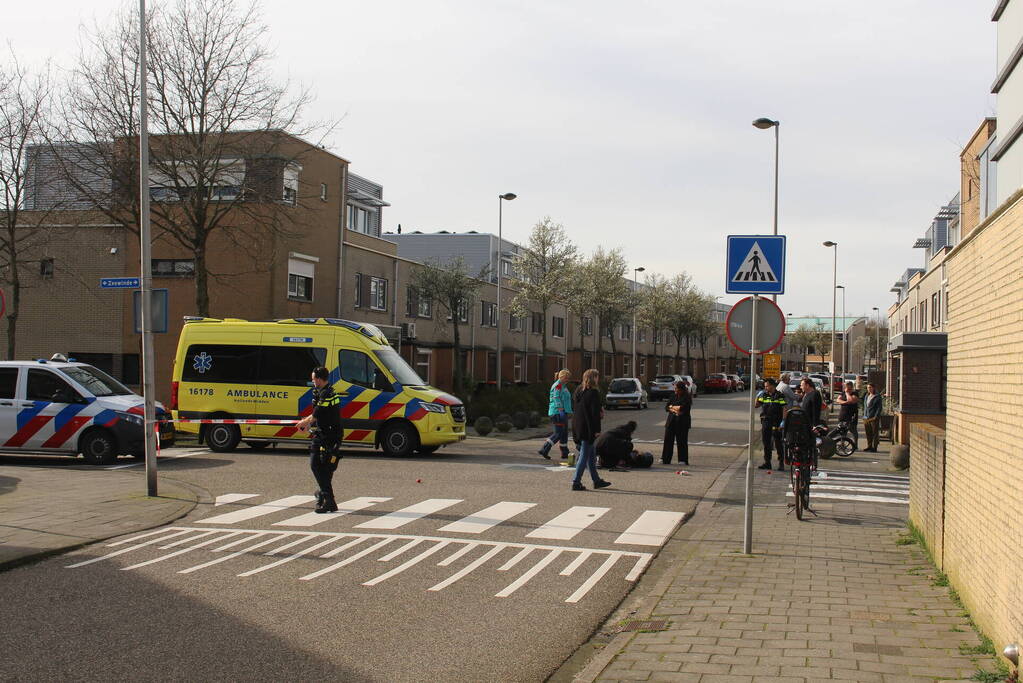 Man op brommer overleden bij botsing met auto