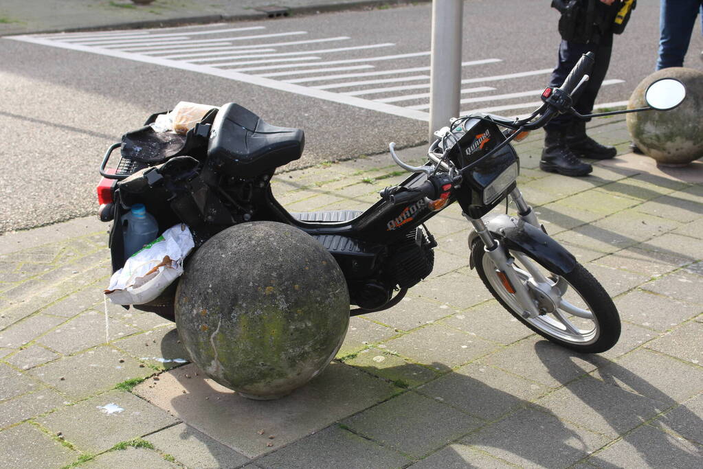 Man op brommer overleden bij botsing met auto