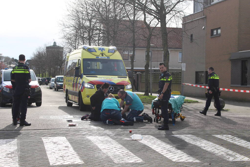 Man op brommer overleden bij botsing met auto