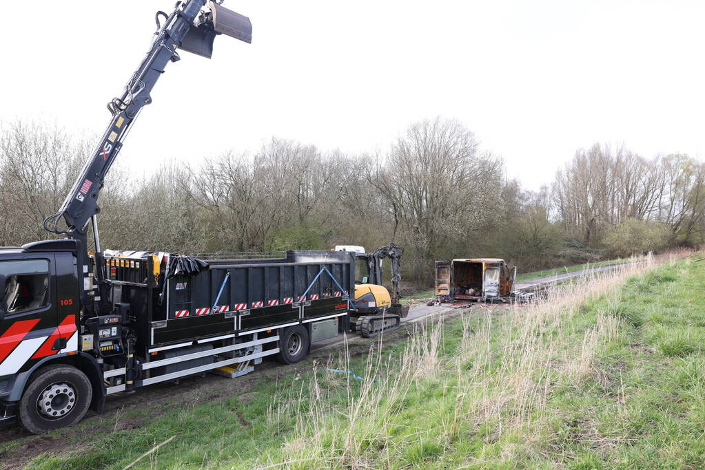 Uitgebrande bestelbus vol met chemische stoffen