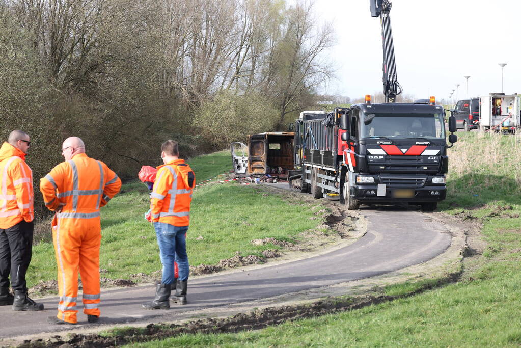 Uitgebrande bestelbus vol met chemische stoffen