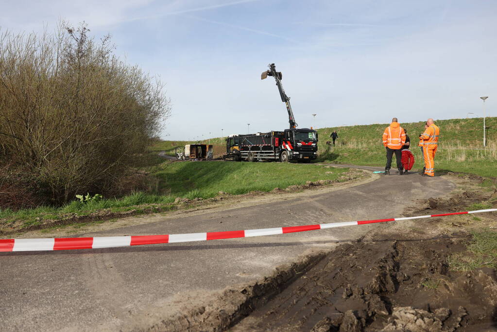 Uitgebrande bestelbus vol met chemische stoffen