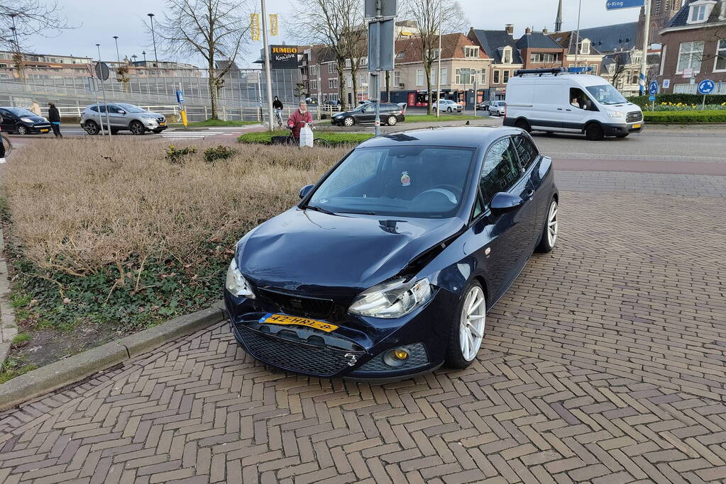 Les auto betrokken bij kop-staartbotsing