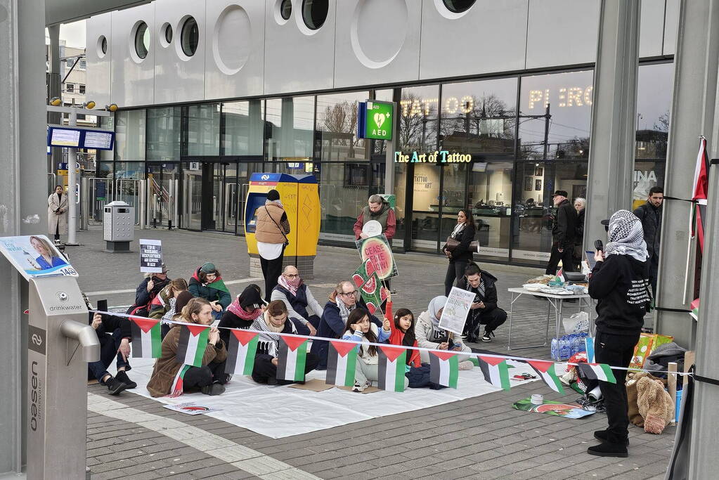 Tientallen pro-Palestijnse actievoerders gaan zitten uit protest tegen Gaza-oorlog