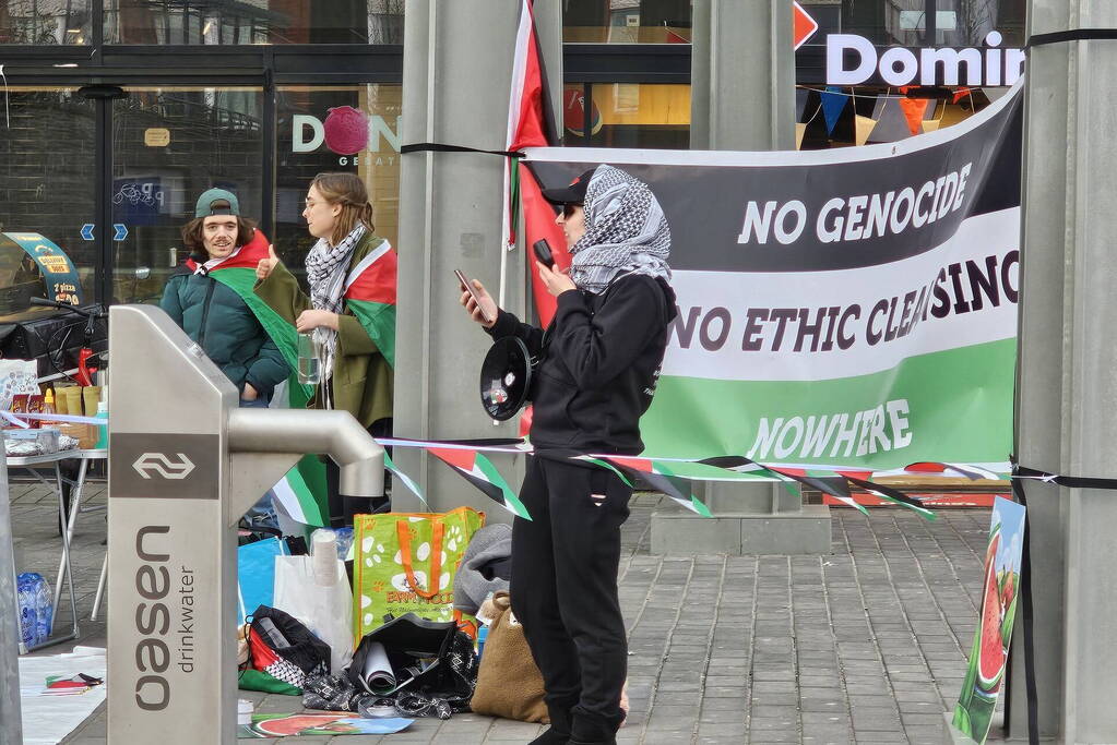 Tientallen pro-Palestijnse actievoerders gaan zitten uit protest tegen Gaza-oorlog